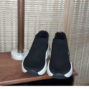 DKNY Marcel Sneakers Wm size 6.5